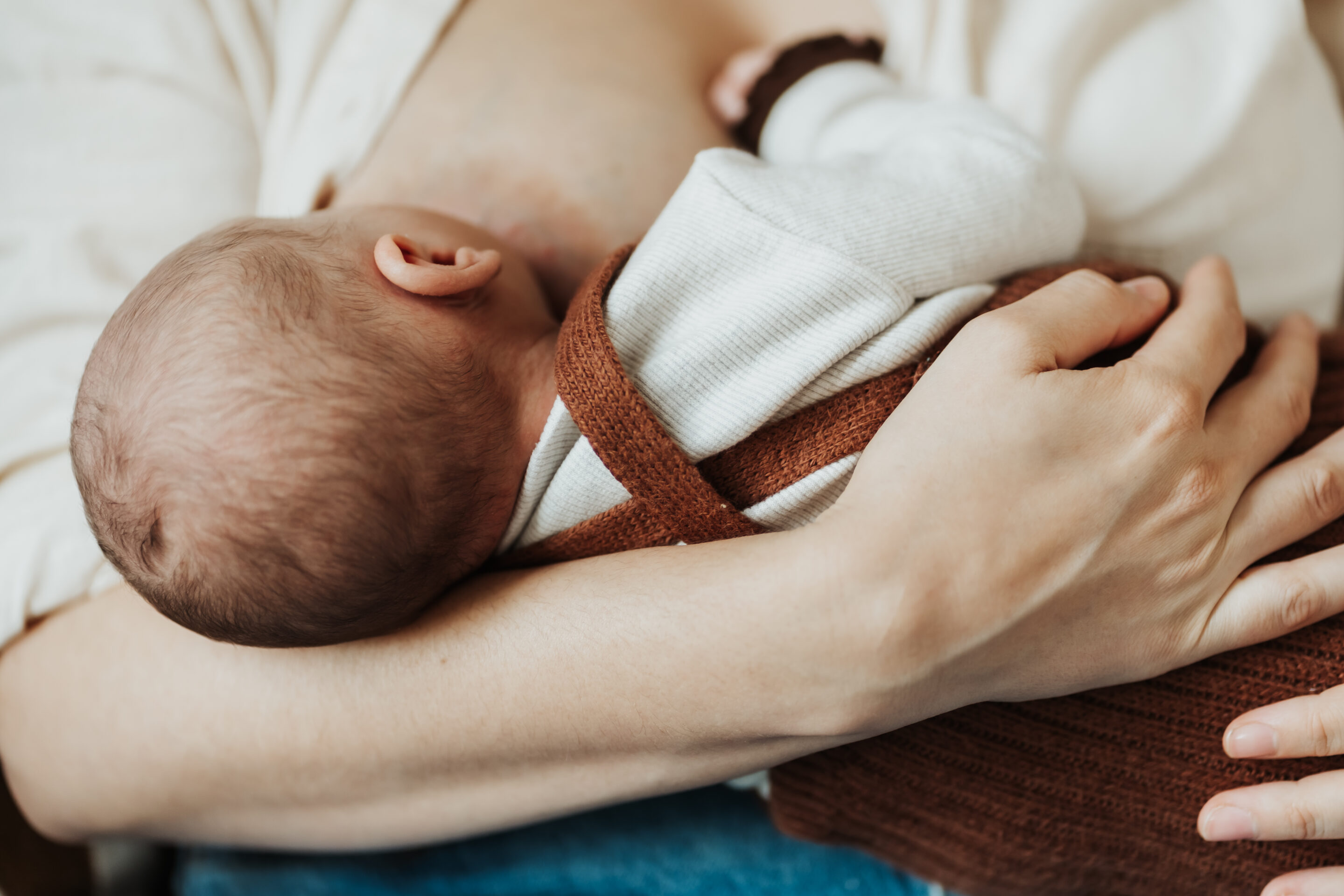 newbornshoot-met-borstvoedingsfoto-nijmegen-newborn-fotograaf